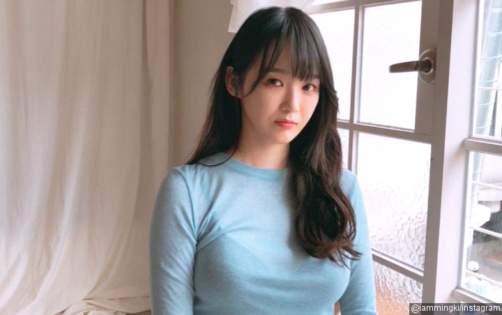Kang Min Kyung Davichi Unggah Foto Seksi Kenakan Bikini Netter Duga Edit Bagian Pinggul