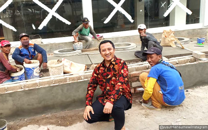 Ustaz Yusuf Mansur Tangisi Imam yang Tetap Salat Ditengah Gempa Lombok 7 SR