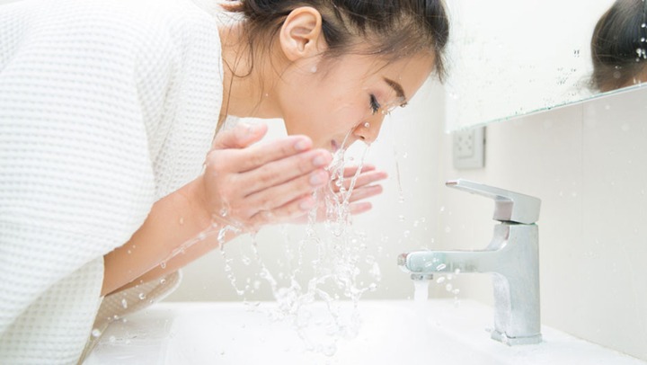 Gunakan Air Hangat untuk Mencuci Muka