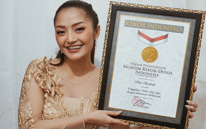 Video Klip 'Lagi Syantik' Berhasil Raih 300 Juta Views, Siti Badriah Terima Penghargaan MURI