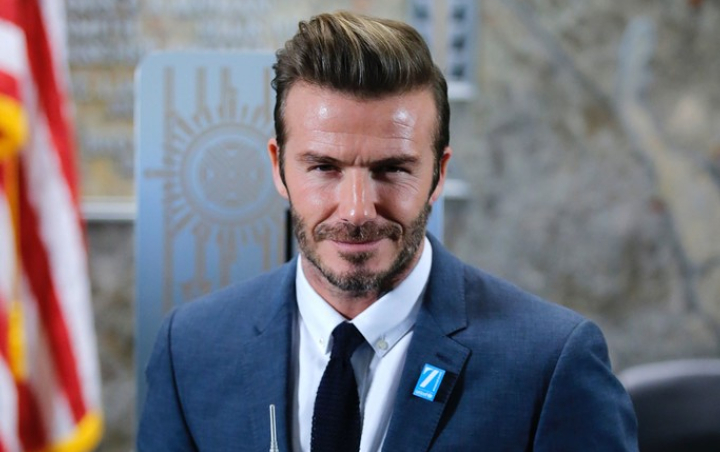 Liburan di Sumba, David Beckham Main Bola Bareng Anak-Anak Lokal