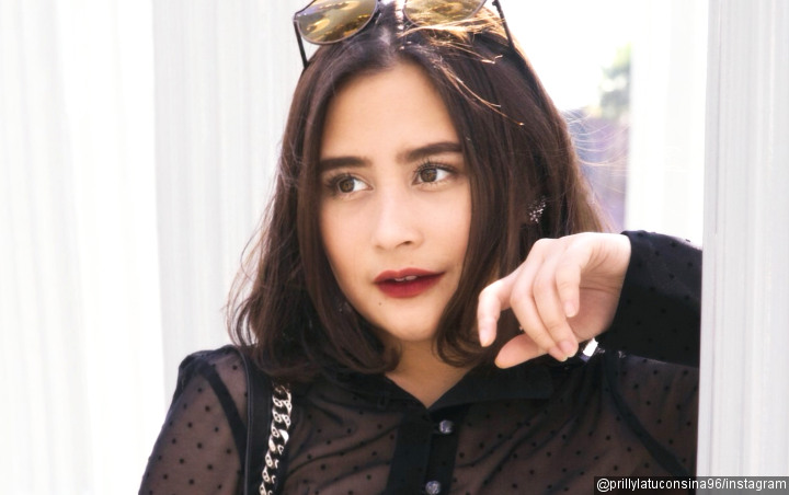 Modelnya Sederhana Baju  Prilly  Latuconsina  Ini Ternyata 