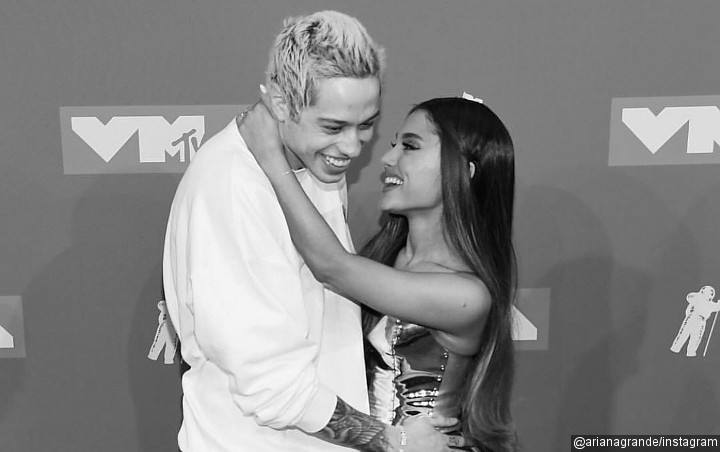 Hadiri MTV VMAs 2018 sebagai Pasangan, Ariana Grande dan Pete Davidson Ciuman di Red Carpet