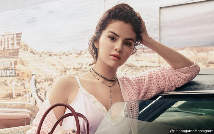 Kelihatan Unik, Ternyata Kaus Kaki Selena Gomez Ini Harganya Capai Belasan Juta