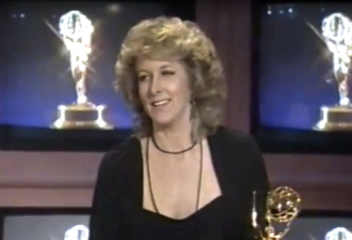 Piala Emmy Milik Betty Thomas Nyaris Dicuri di Panggung