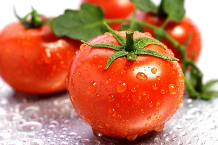 Manfaat Tomat untuk Mengusi Bau Badan