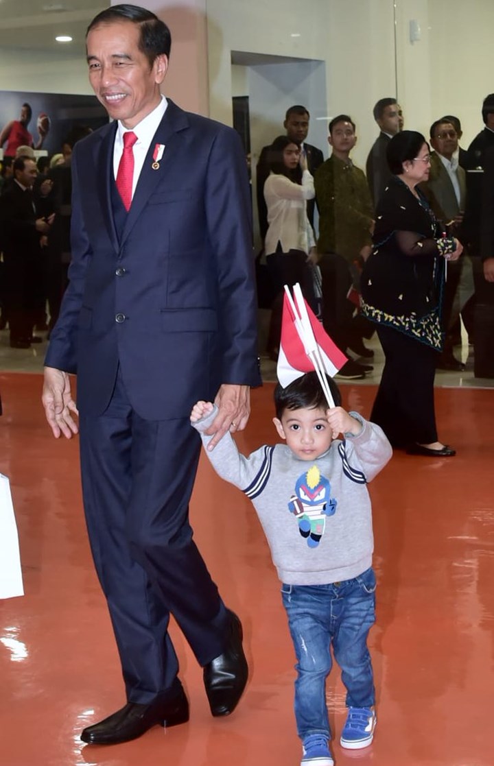 Intip 10 Momen Lucu Jan Ethes Cucu Presiden Jokowi Yang Kerap Curi