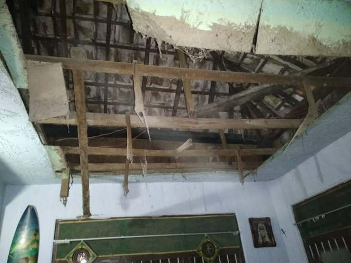 Atap Rumah yang Jebol Parah Akibat Gempa