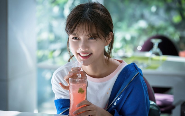 Imutnya Kim Yoo Jung Pakai Seragam Sekolah Syuting 'Clean With Passion For Now'