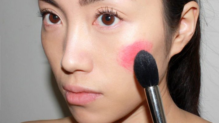 Penggunaan Lipstik Sebagai Blush On dan Eye Shadow Tidak Akan Tahan Lama