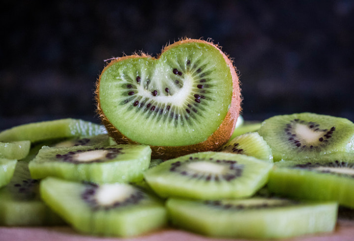 Kandungan Vitamin C Tinggi pada Kiwi untuk Melembapkan Kulit