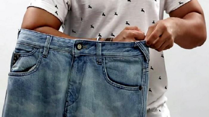 Menggunakan Lengan Tangan untuk Menentukan Lebar Celana Jeans