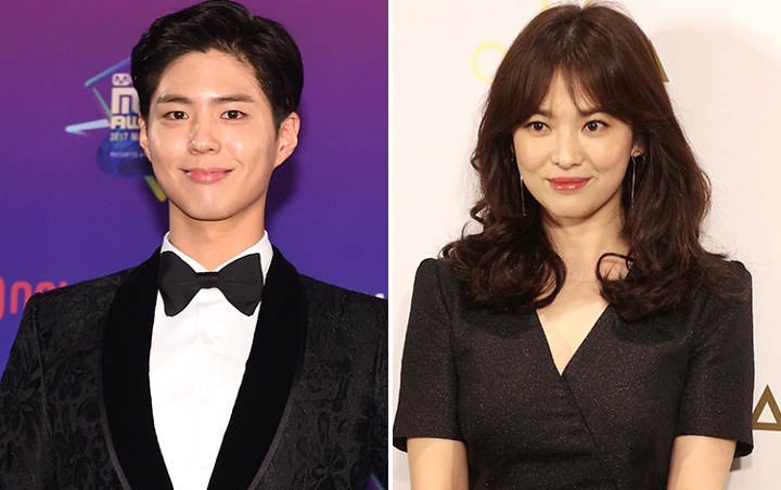 Syuting 'Boyfriend', Park Bo Gum Rangkul Mesra Song Hye Kyo Naik Mobil Klasik