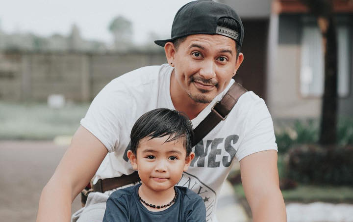 Warisi Bakat Fotografer Sang Ayah, Ryan Delon Bikin Instagram untuk Putranya