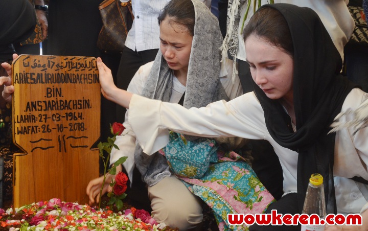 Arumi Bachsin Ucapkan Takbir di Pemakaman Ayahnya, Ini Penyakit yang Diderita oleh Sang Mendiang