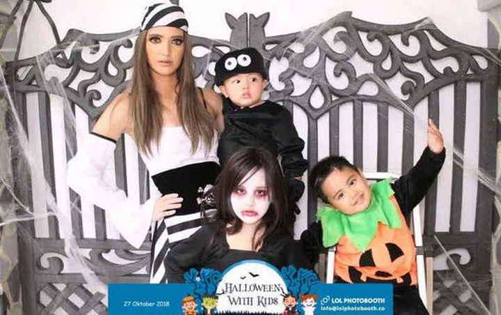 Begini Kostum Halloween Nia Ramadhani dan Anak-anaknya