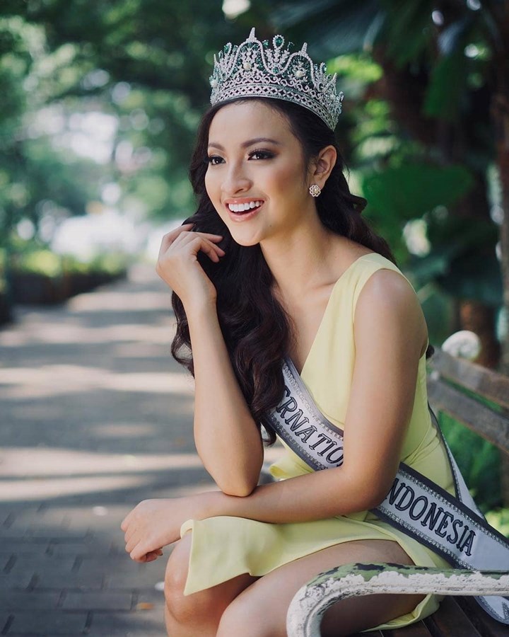Penampilan Vania Herlambang sebagai Miss International Indonesia 2018 