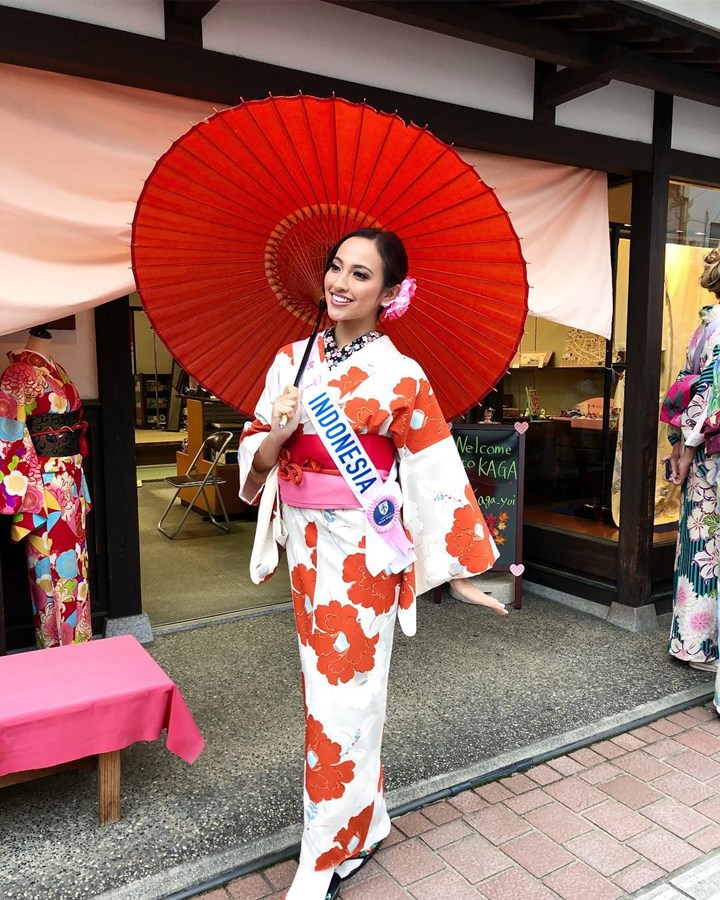 Saat di Jepang, Vania Herlambang mencoba memakai Kimono