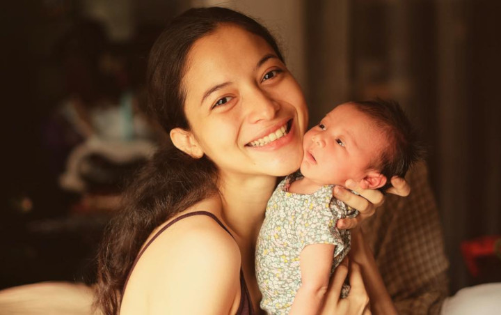 Bagikan Momen Saat Gendong Bayinya yang Terlelap, Putri Marino Bikin Warganet Adem