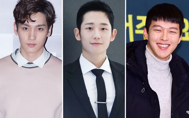 Choi Tae Joon, Jung Hae In, Jang Ki Yong Adu Tampan Kenakan Jas Beludru di Asia Artist Awards 2018