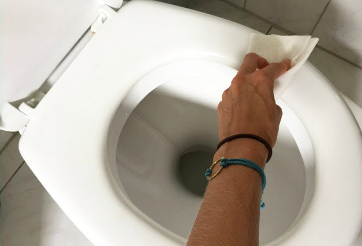 Gunakan Hand Sanitizer untuk Membersihkan Toilet Duduk dari Bakteri