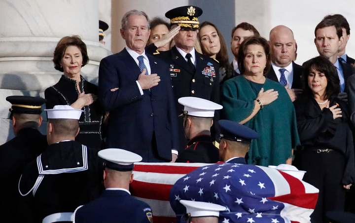 Disemayamkan di Gedung Rotunda, Anak dan Cucu George H.W. Bush Ucapkan Selamat Tinggal