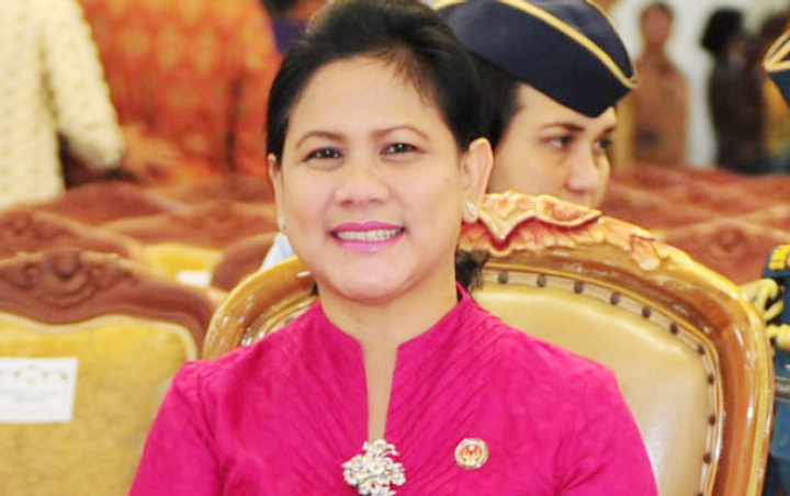 Viral Foto Ibu Negara di Ruang Tunggu Bandara, Kesederhanaan Istri Presiden Jokowi Jadi Sorotan