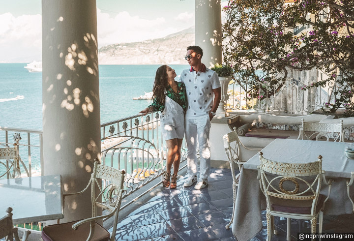 Bak Sedang Bulan Madu, Nikita Willy dan Sang Kekasih Pose Mesra di Sorrento, Italia