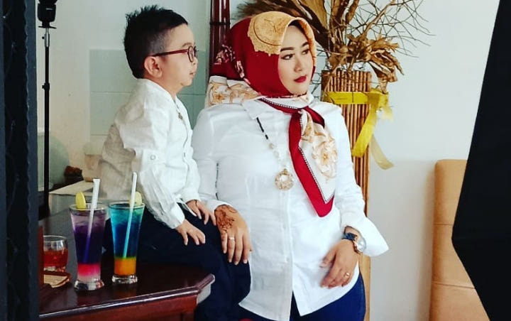 Daus Mini Rela Naik Boks di Pelaminan Demi Imbangi Tinggi Istri