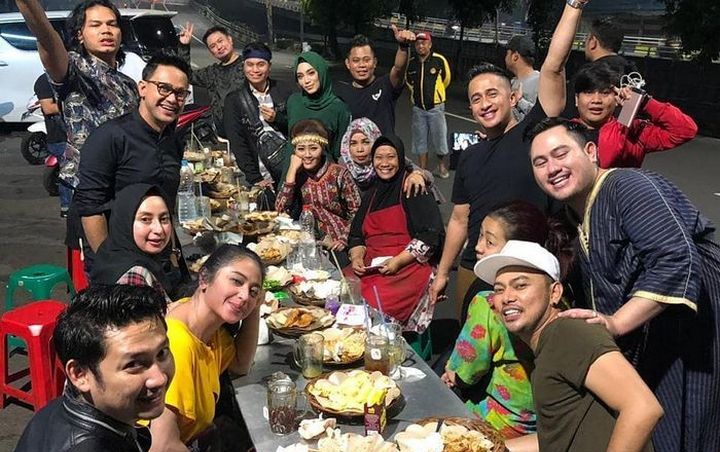 Irfan Hakim-Soimah cs Cuma Makan Nasi Uduk di Pinggir Jalan, Bayar Hampir Rp 8 Juta!