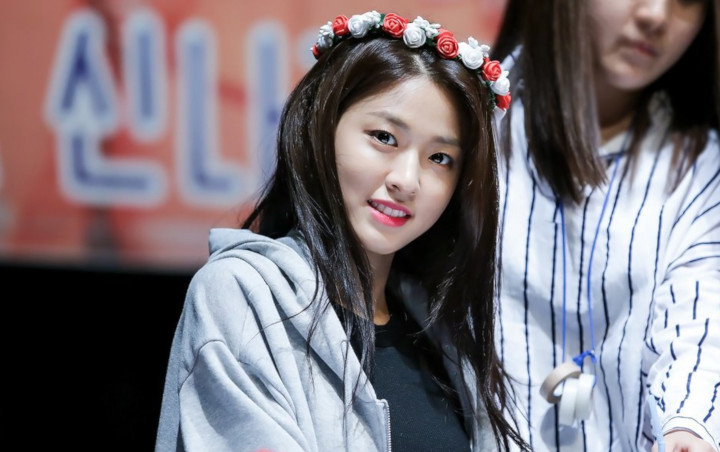 Perform 'Like A Cat' Bareng AOA, Seolhyun Mual dan Dipapah Turun Panggung