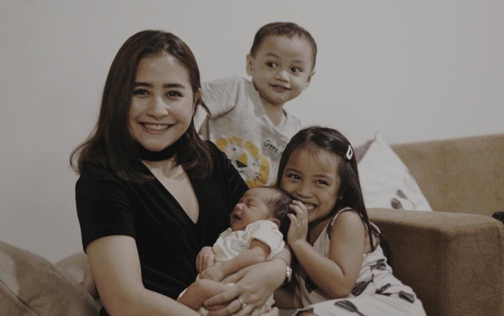Jenguk Bayi Ketiga Ricky Harun, Prilly Latuconsina: Gini Ya Kalau Punya Anak Tiga