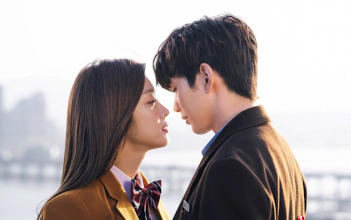 Bikin Gemas, Yoo Seung Ho Malu-Malu Usai Dicium Jo Bo Ah di Balik Layar 'My Strange Hero'