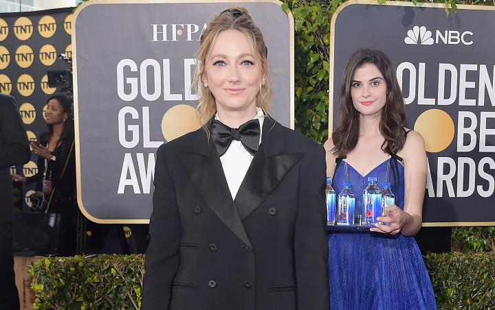 Golden Globes 2019: Jadi Viral, Inilah Identitas Gadis Pembawa Minuman yang Curi Perhatian