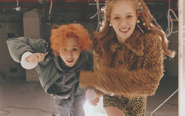 Makin Intim, E'Dawn Cium Mesra Bibir HyunA di Pemotretan Terbaru