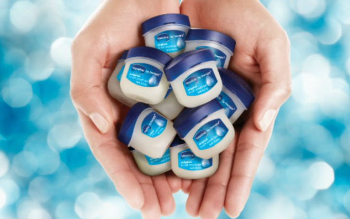 14 Manfaat dan Penggunaan Vaseline Petroleum Jelly untuk Kecantikan, Yuk Cobain!