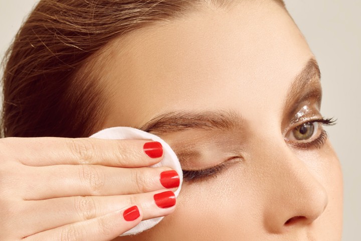 Vaseline Petroleum Jelly untuk Membersihkan Makeup Waterproof