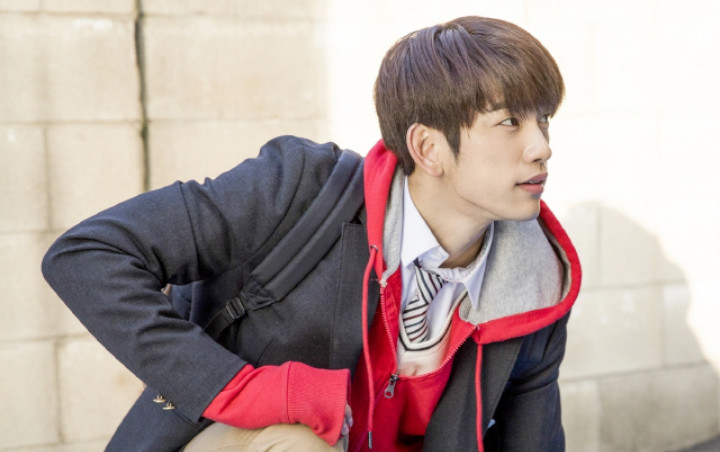 Foto Perdana 'He Is Psychometric' Dirilis, Jinyoung GOT7 Keren Lompati Pagar Sekolah