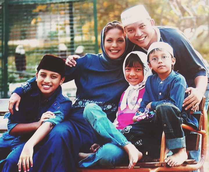 Soraya Haque menunjukkan foto lawas keluarganya yang islami
