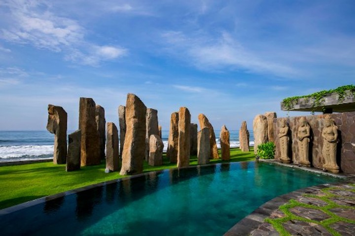 Tiruan Stonehenge di Standing Stones Restaurant Bali