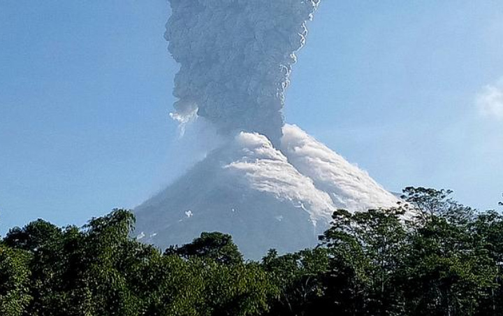 Gunung Merapi Kembali Keluarkan Lava Pijar dan Akibatkan Hujan Abu di Beberapa Wilayah Ini