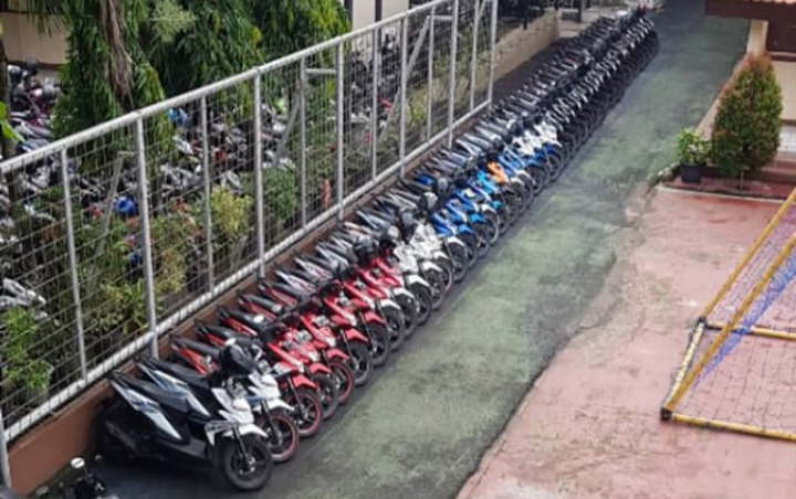 Satpam SMA yang Kelewat Rajin Viral Susun Sepeda Motor Siswa Berdasarkan Warna dan Jenisnya