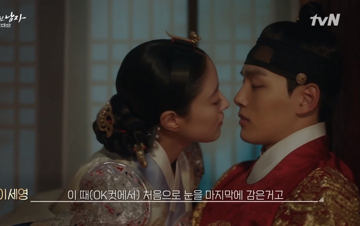Lee Se Young Sulit Temukan Bibir Yeo Jin Goo Saat Syuting Adegan Ciuman di 'The Crowned Clown'