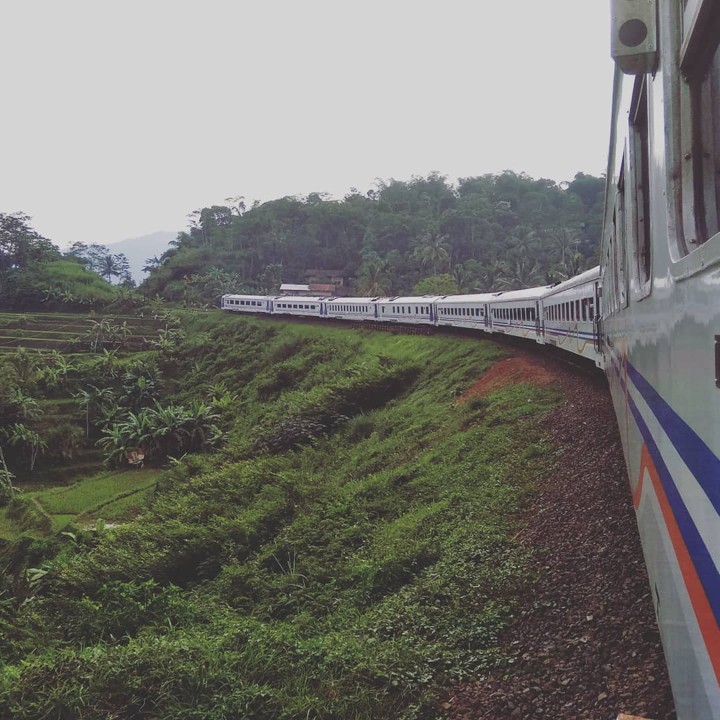 Jalur Kereta Api Mutiara Selatan Surabaya-Bandung dengan Pemandangan Luar Biasa