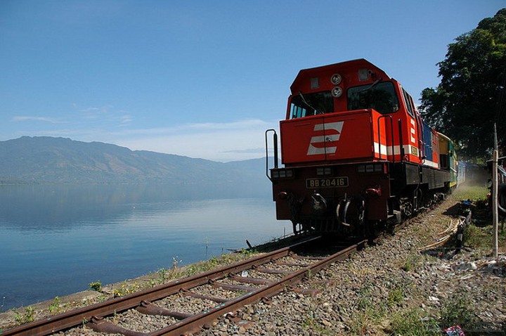 Kereta Wisata Danau Singkarak Membawamu Menyaksikan Pemandangan Indah