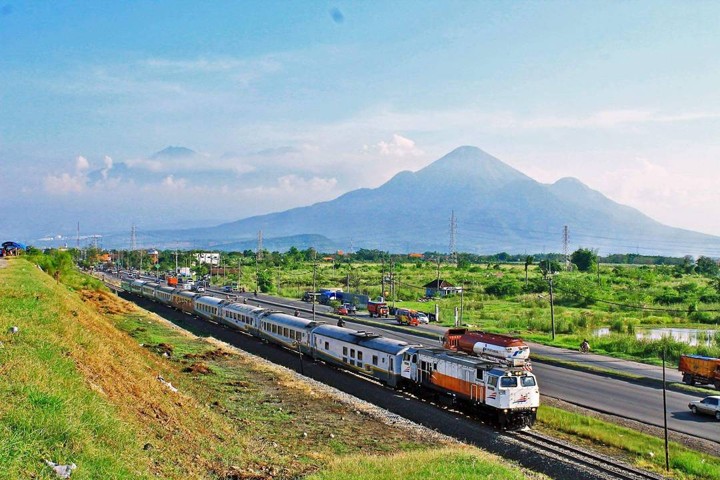 Kereta Jurusan Porong Sajikan Pemandangan Pegunungan di Jawa Timur