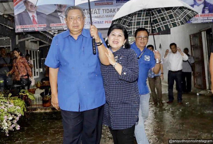 Ani Yudhoyono-SBY Romantis Saling Berbagi Payung