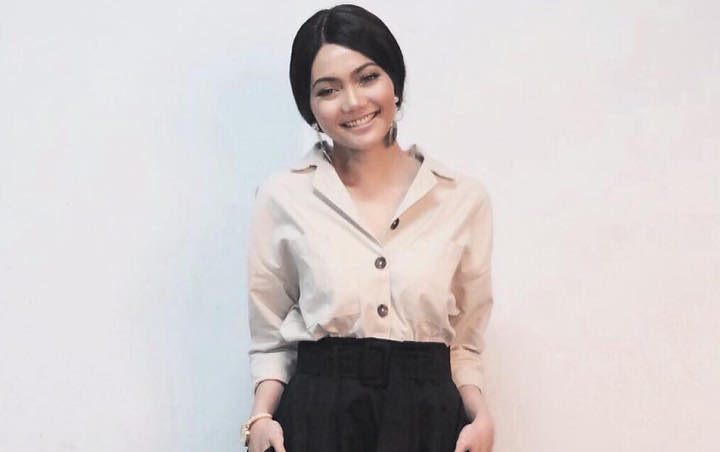 Rina Nose Cuek Dibully Lepas Hijab Demi Tunangan Ganteng, Ngaku 'Happy' Dilamar Januari