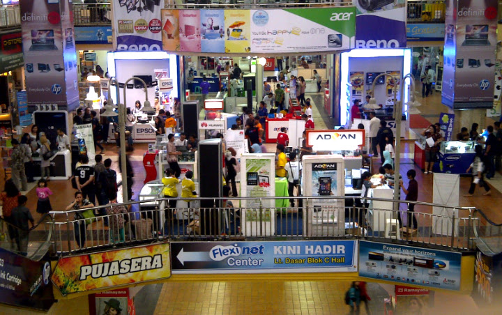 Ratusan Pemilik Stan Gelar Aksi Demo Tolak Kosongkan Hi-Tech Mall Surabaya