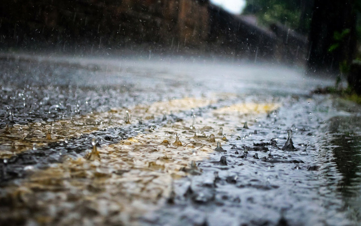 Viral Video Hujan Lokal Aneh Hanya Guyur Jalanan Sejauh 5 Meter, Ini Penjelasan BMKG